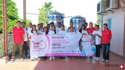 Group of people on a sunny balcony holding a banner for a sepsis awareness/study event in 2020.