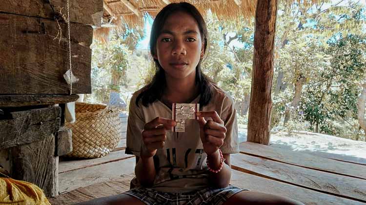 Young patient in East Sumba holding medication received from a Kawan Sehat agent as part of the Primary Medical Care program.