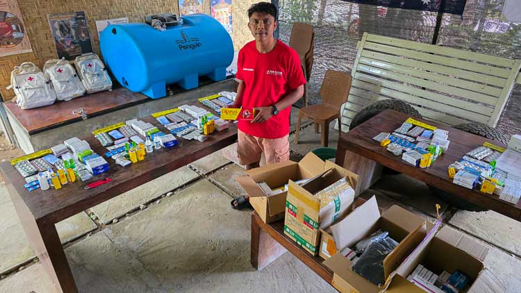 Preparation of Kawan Sehat medical and educational kits in Rumah Kambera, with health bags, medicines, training books, application manuals and fabric posters.