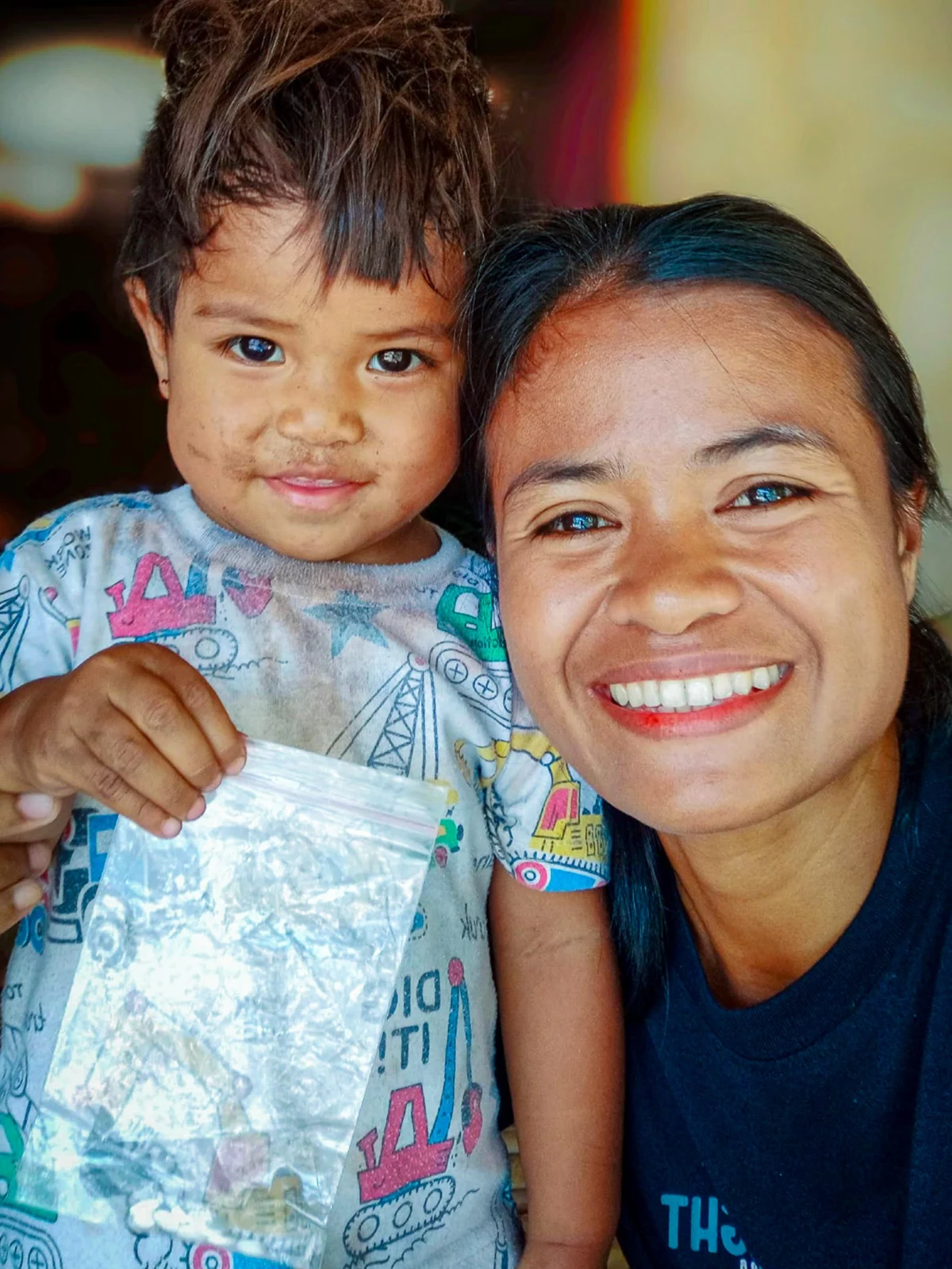 L'agente sanitario Kawan Sehat si prende cura di un bambino piccolo nell'East Sumba