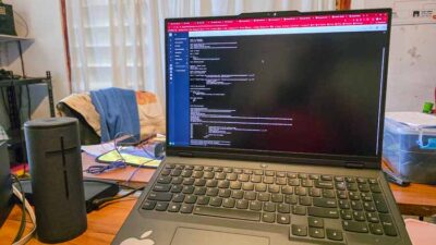 Un écran informatique présentant une application de données de terrain.