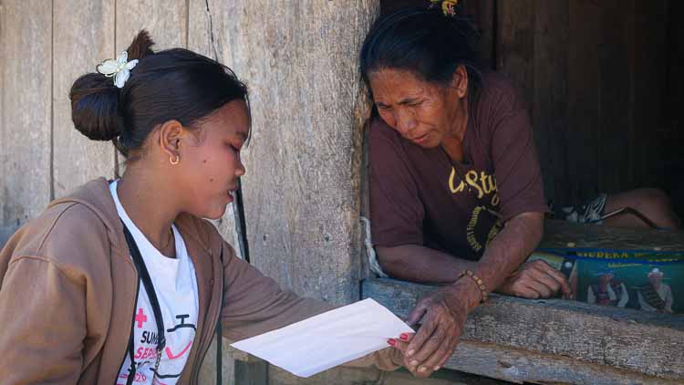 Frantika, 18 ans, agente Kawan Sehat, échangeant avec une habitante durant la Sumba Sepsis Study 2026.