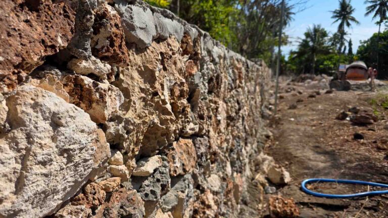 Mur de contruction autour du périmètre du Centre socio-médical Rumah Kambera communautaire à Kawangu, East Sumba.