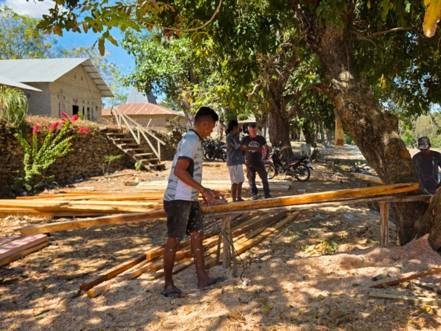 Building Rumah Kambera in Kawangu, East Sumba
