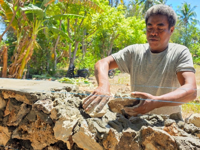 Building Rumah Kambera in Kawangu, East Sumba