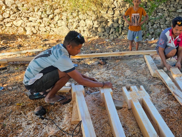 Building Rumah Kambera in Kawangu, East Sumba