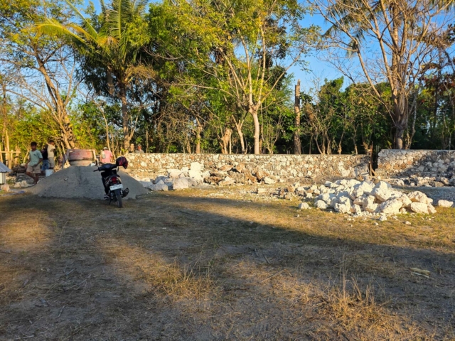 Building Rumah Kambera in Kawangu, East Sumba