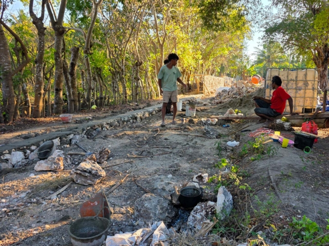 Building Rumah Kambera in Kawangu, East Sumba