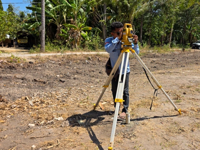 Building Rumah Kambera in Kawangu, East Sumba