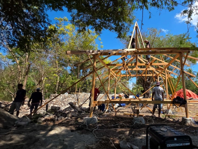 Building Rumah Kambera in Kawangu, East Sumba