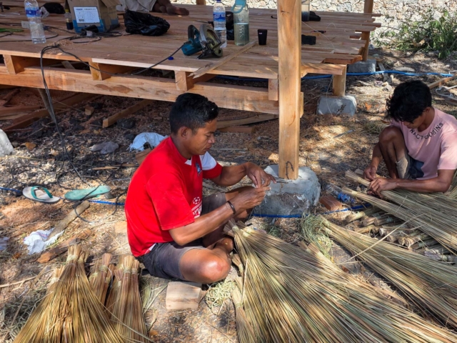Building Rumah Kambera in Kawangu, East Sumba