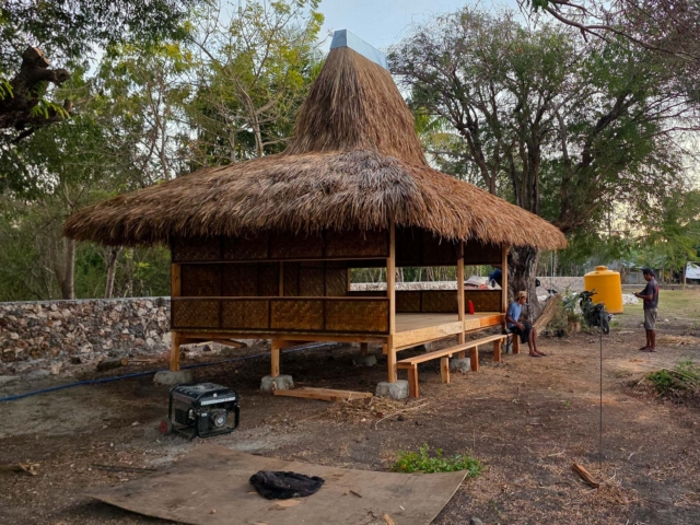 Building Rumah Kambera in Kawangu, East Sumba