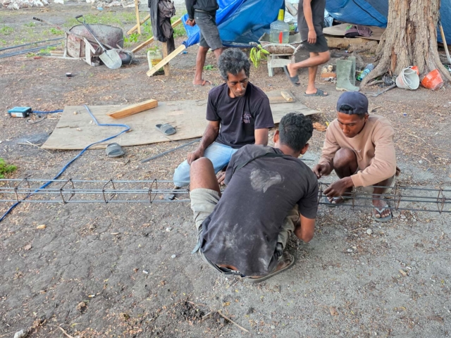 Building Rumah Kambera in Kawangu, East Sumba
