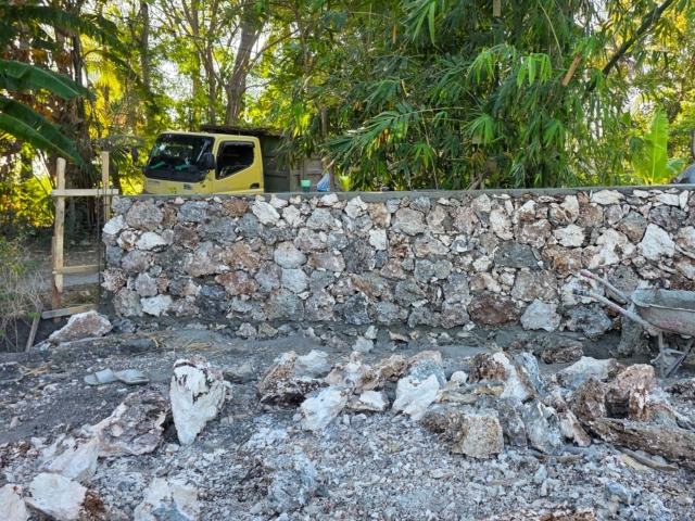 Building Rumah Kambera in Kawangu, East Sumba