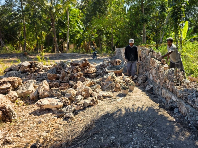 Building Rumah Kambera in Kawangu, East Sumba