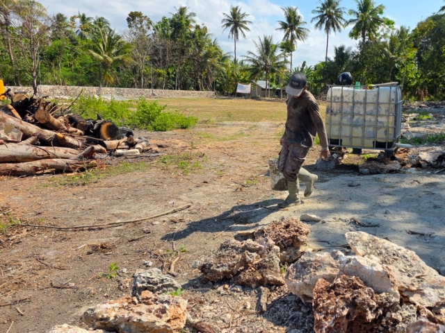 Building Rumah Kambera in Kawangu, East Sumba