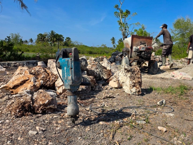 Building Rumah Kambera in Kawangu, East Sumba