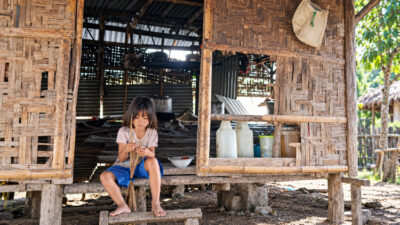 Un bambino all'interno di una casa rurale nella zona orientale di Sumba.