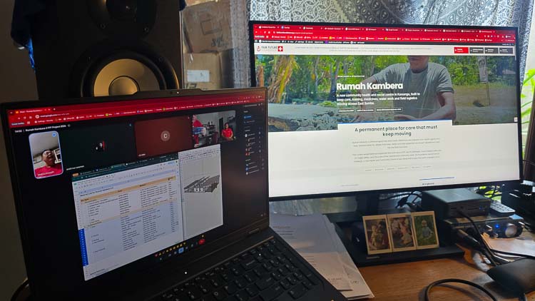 Un bureau à Bali avec le travail de la Fondation et le site de Rumah Kambera affichés sur les écrans