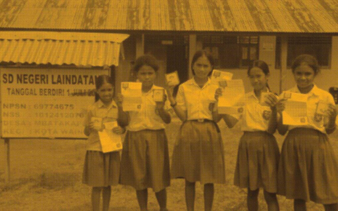 Distribution of SolarBuddy lamps for the 78 schoolchildren of Laindatang