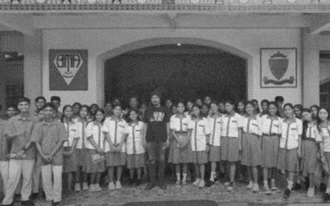 Visite aux élèves de lécole SMAK Andaluri à Waingapu avec Dadang Pranoto