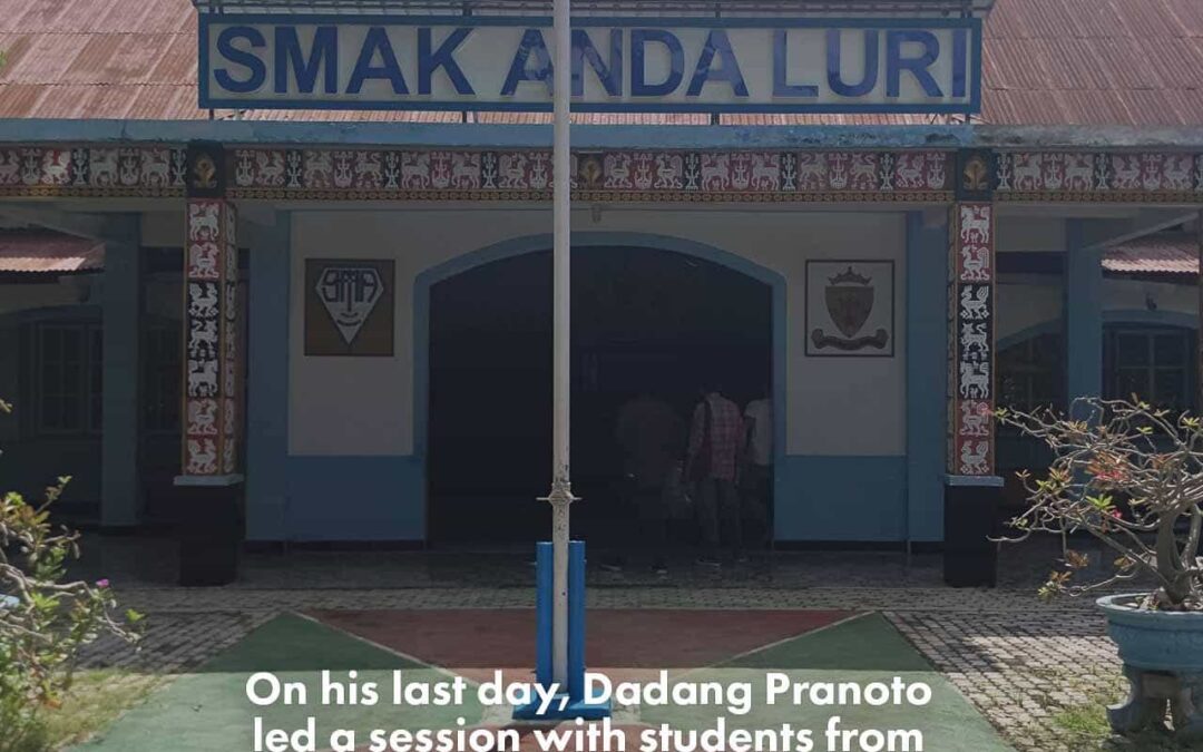 Visite aux élèves de lécole SMAK Andaluri à Waingapu avec Dadang Pranoto