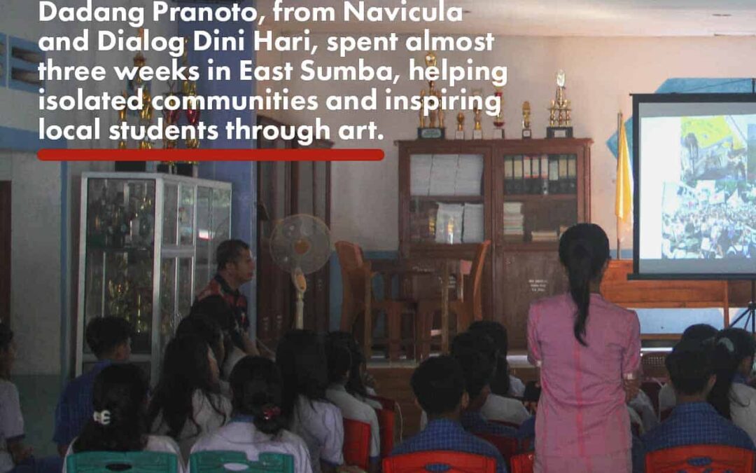 Visite aux élèves de lécole SMAK Andaluri à Waingapu avec Dadang Pranoto