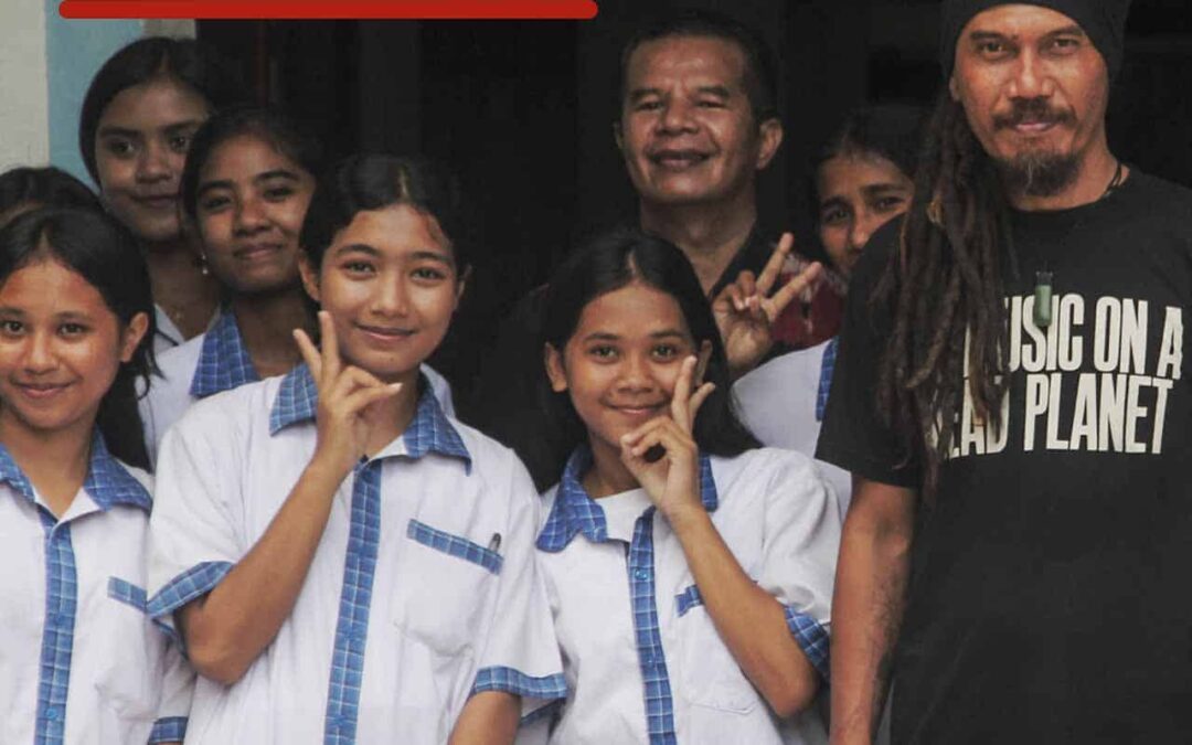 Visite aux élèves de lécole SMAK Andaluri à Waingapu avec Dadang Pranoto