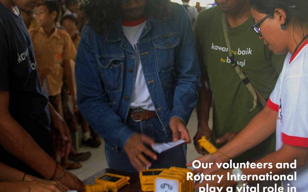 Distribution of SolarBuddy lamps for the 78 schoolchildren of Laindatang