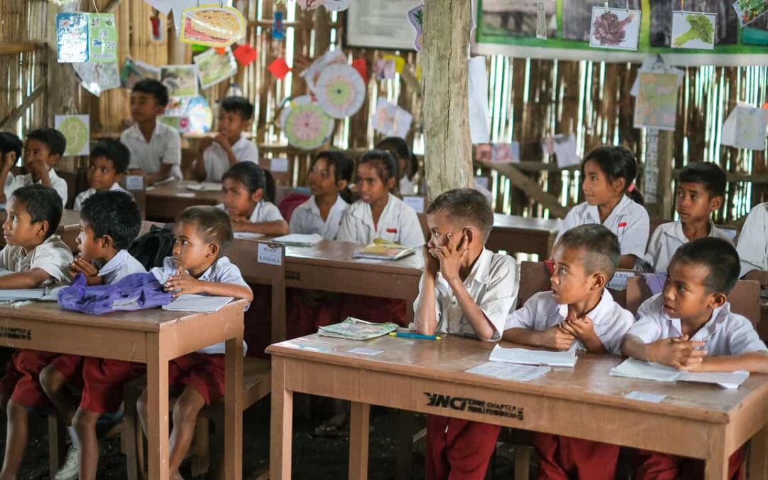 Certains enfants forment les écoles Charis