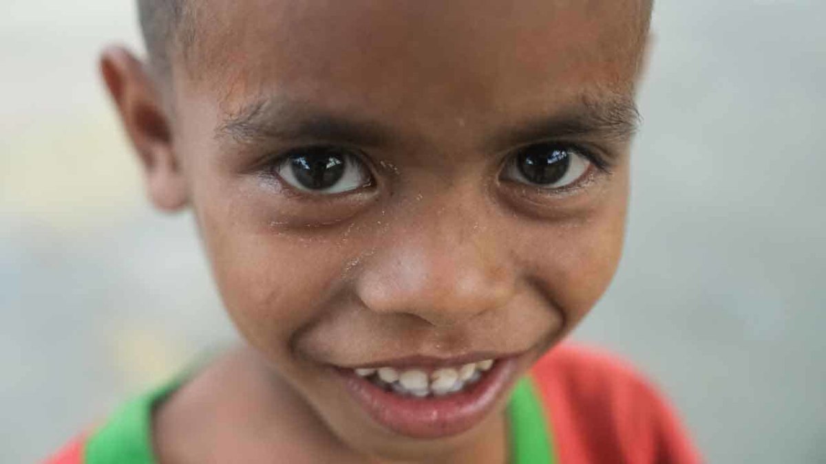Dans les régions rurales de l'est de l'Indonésie, les familles n'ont pas accès aux soins médicaux primaires. Lorsqu'une urgence médicale survient, tout devient très compliqué et les risques sont immenses.